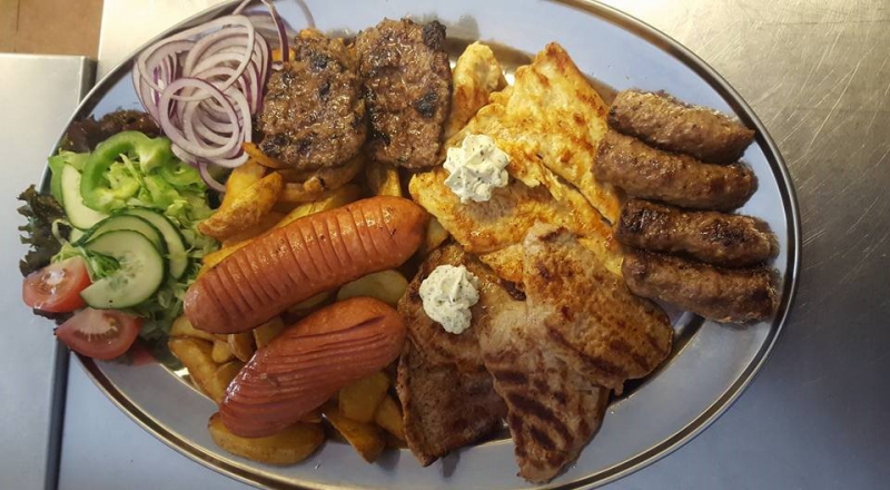 Die Grillplatte des Gasthaus Genuss mit Fleisch, Pommes und Salat