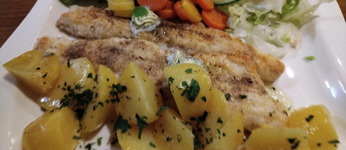 Gegrillter Fisch mit Gemüse und Petersilkartoffeln aus dem Gasthaus Genuss