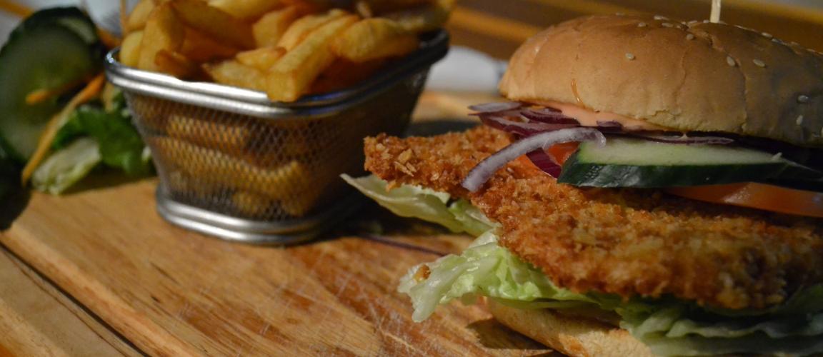 Knuspriger Chickenburger mit Pommes aus dem Gasthaus Genuss